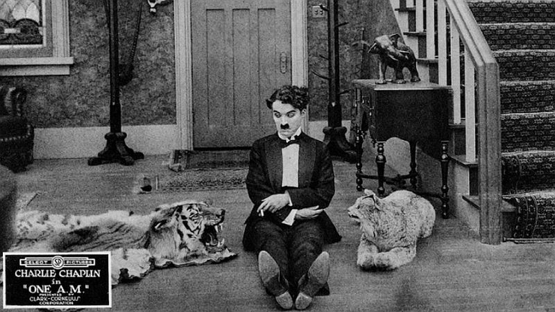 Chaplin se vrací z flámu